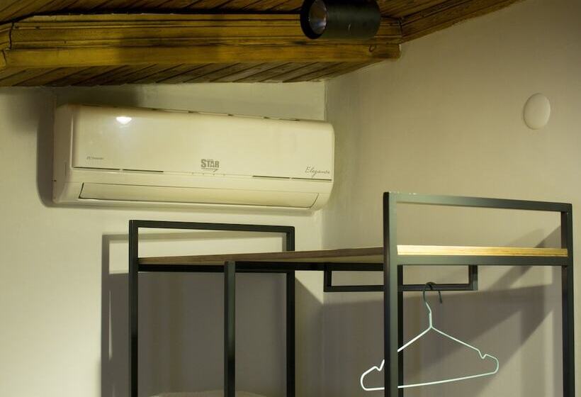 اتاق اکونومی یک تخته, Hot Budget