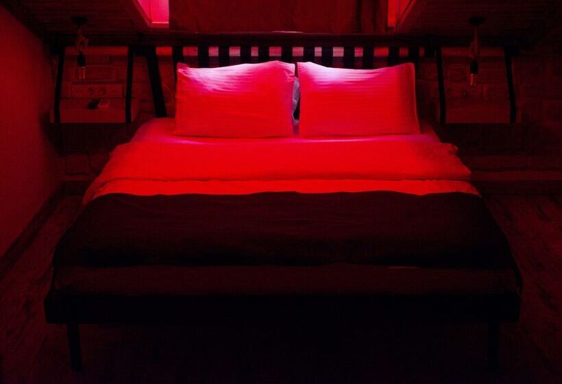 اتاق اکونومی یک تخته, Hot Budget