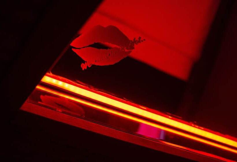 اتاق اکونومی یک تخته, Hot Budget