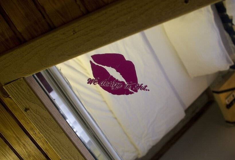 اتاق اکونومی یک تخته, Hot Budget