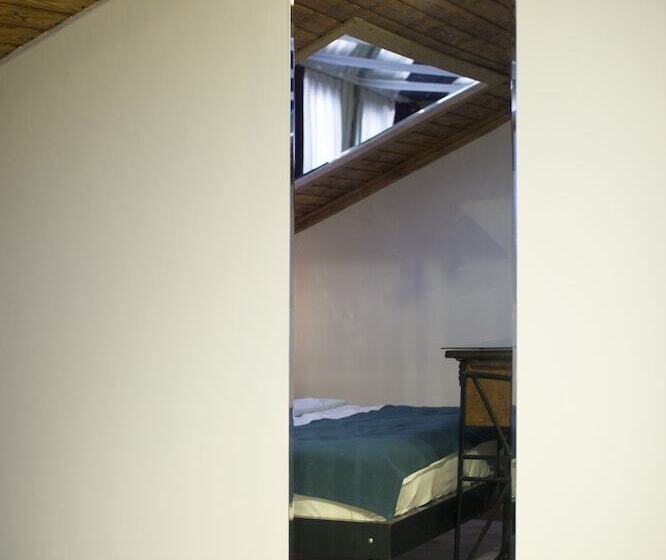 اتاق اکونومی یک تخته, Hot Budget