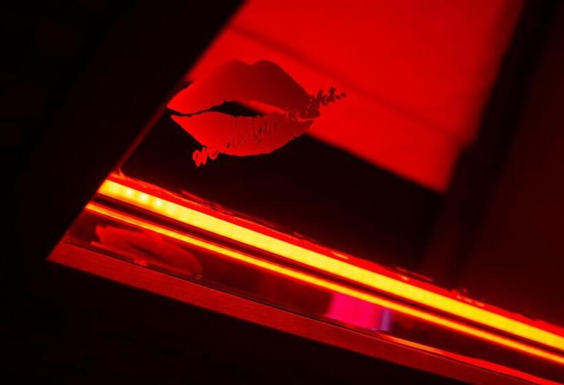 اتاق اکونومی یک تخته, Hot Budget