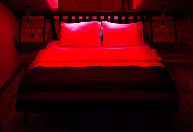 اتاق اکونومی یک تخته, Hot Budget