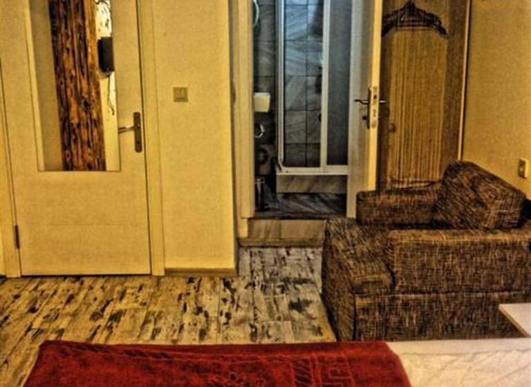 اتاق استاندارد سه نفره, Hot Budget