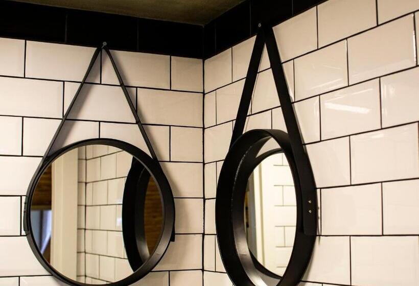 اتاق اکونومی, Hot Budget