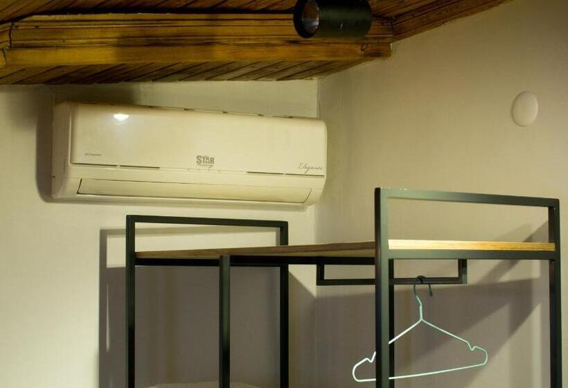 اتاق اکونومی, Hot Budget