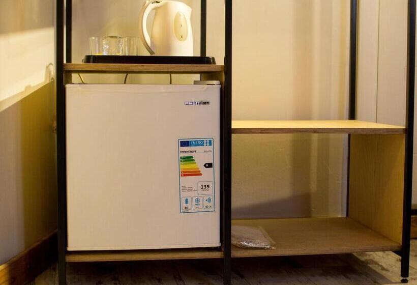 اتاق اکونومی, Hot Budget