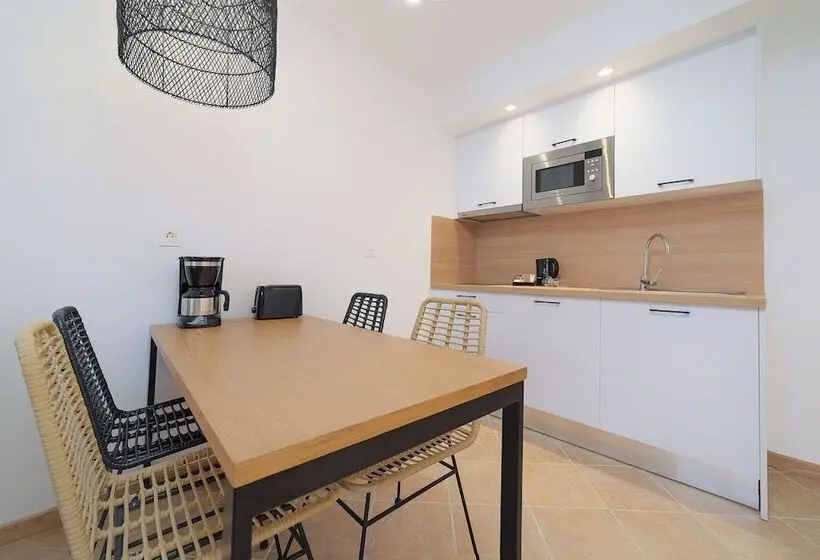 آپارتمان سوپریور 1 خوابه, Arena Castillo