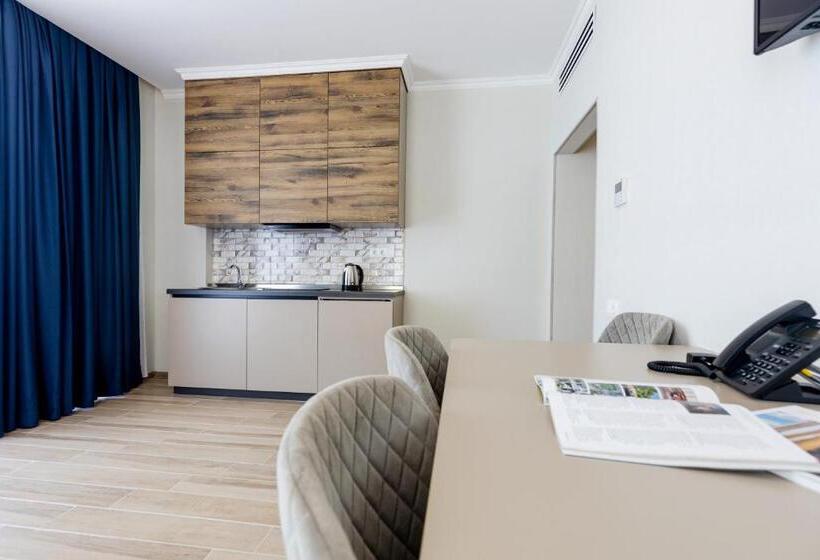 سوییت با چشم‌انداز دریا, Panorama Kvariati