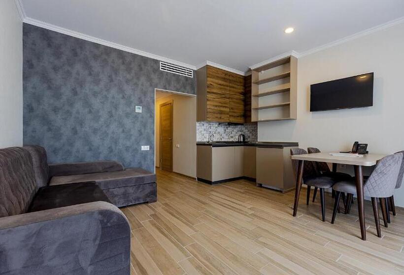 سوییت با چشم‌انداز دریا, Panorama Kvariati