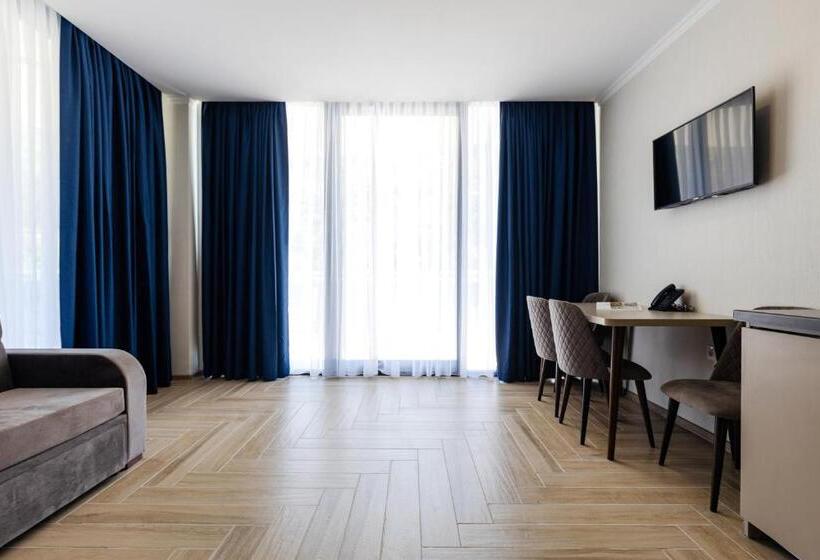 سوییت با چشم‌انداز دریا, Panorama Kvariati