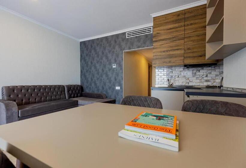 سوییت با چشم‌انداز دریا, Panorama Kvariati