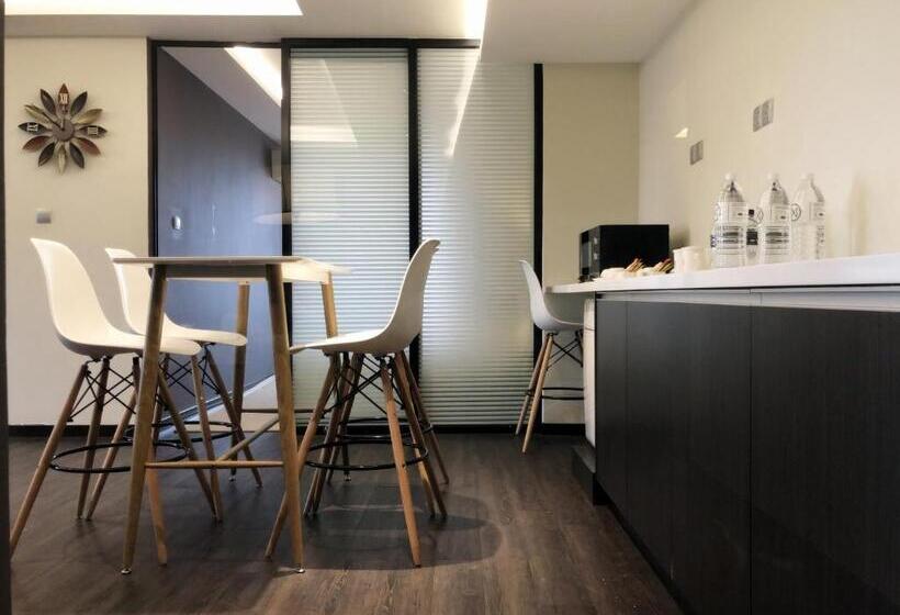 דירת שלושה חדרים, M Roof Hotel & Residences