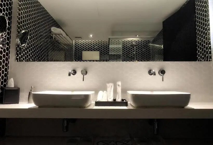 スタンダードスタジオ, M Roof Hotel & Residences