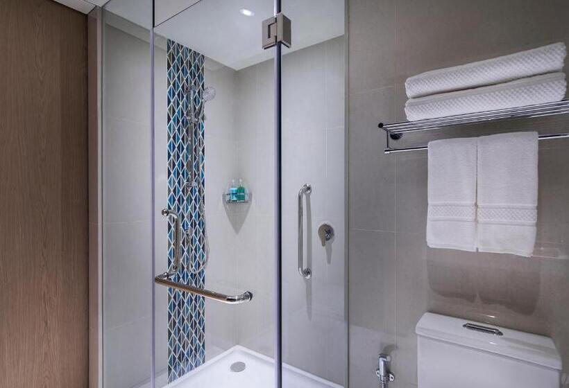 חדר משפחתי, Ozo Phuket