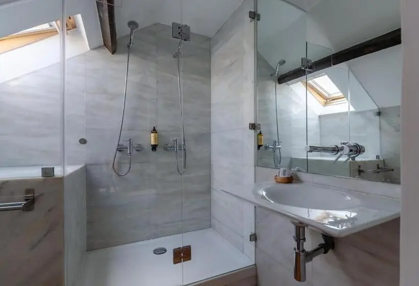 1 Bedroom Penthouse Apartment, Quinta Colina By Shiadu