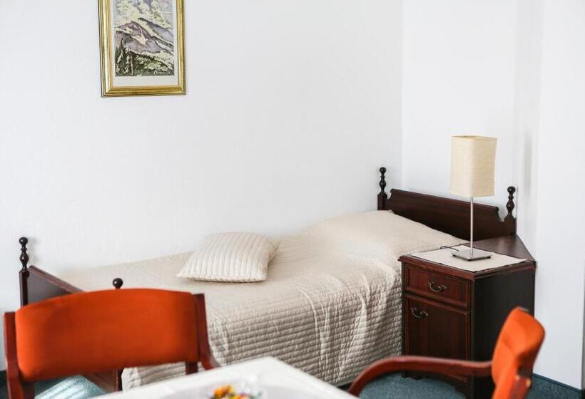 带阳台的三人标准间, Vila Romana