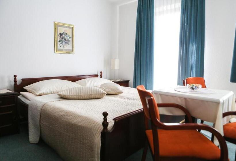 带阳台的三人标准间, Vila Romana