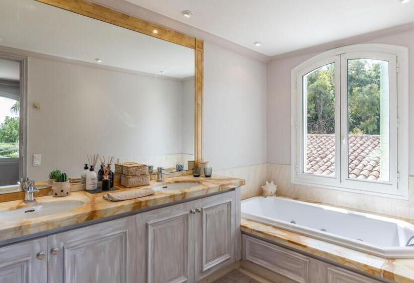 וילה עם חדר שינה אחד ובריכת שחיה, Les Maisons Du Sud