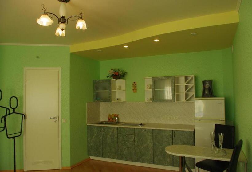 استودیوی استاندارد, Oasis Apartments