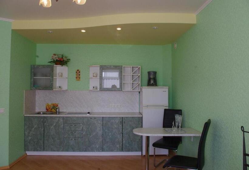 استودیوی استاندارد, Oasis Apartments