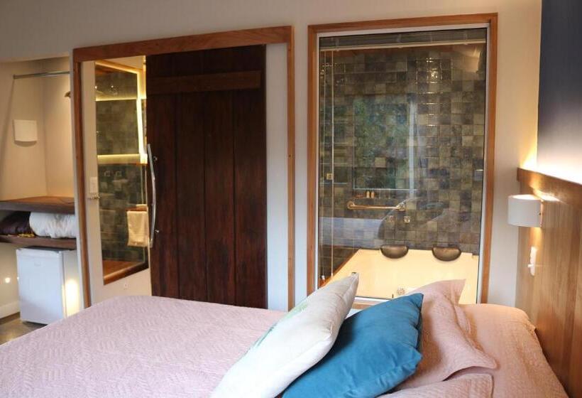 带按摩浴盆的套房, Auberge Suisse Pousada