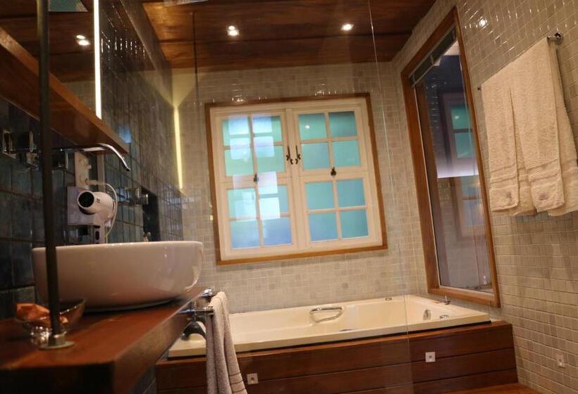 带按摩浴盆的套房, Auberge Suisse Pousada