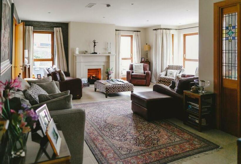 スタンダードルーム, Strand House