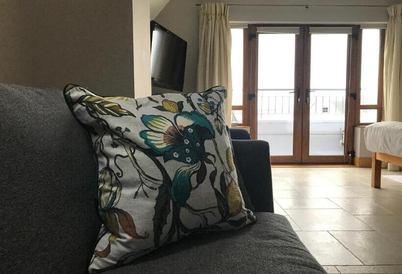 オーシャンビューデラックススイート, Strand House