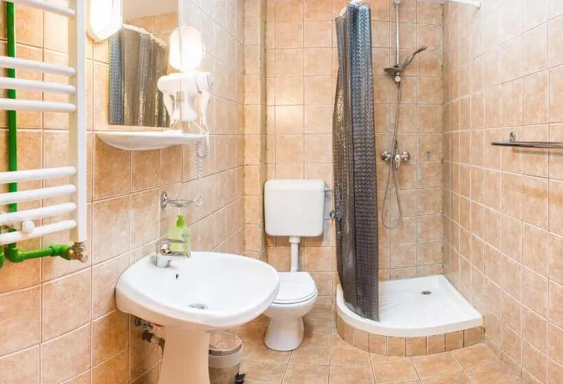 اتاق استاندارد سه نفره, Pensiunea Casa Verde Bucuresti
