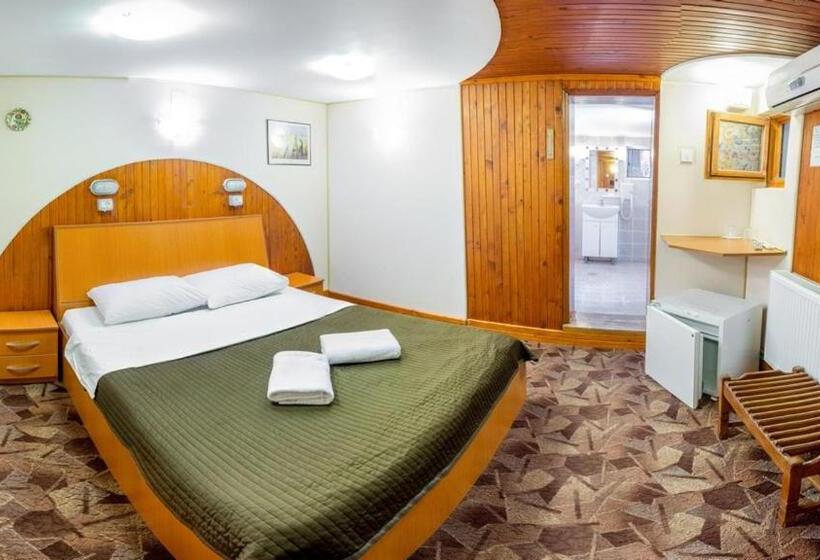 سوییت خانوادگی, Pensiunea Casa Verde Bucuresti