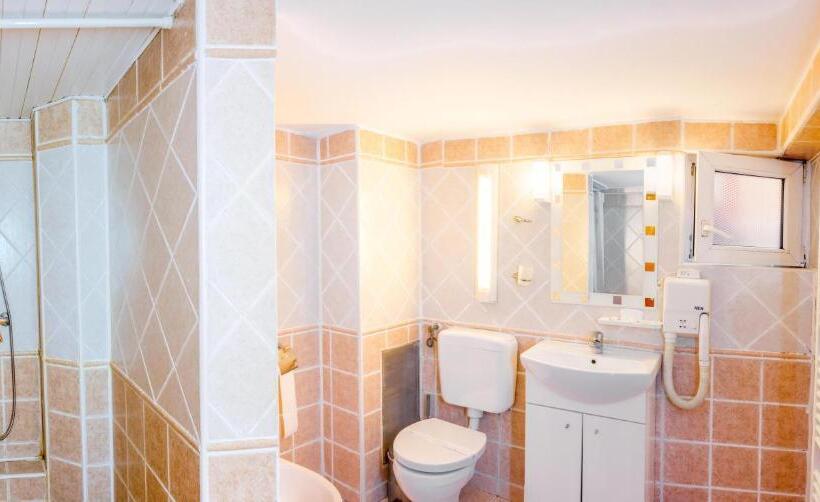 سوییت خانوادگی, Pensiunea Casa Verde Bucuresti