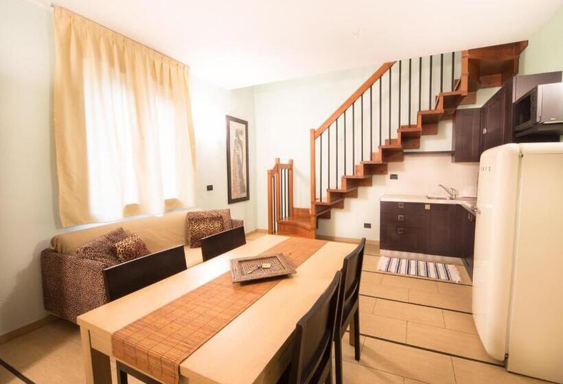 شقة غرفة نوم واحدة مزودة بشُرفة, World Village Apartments