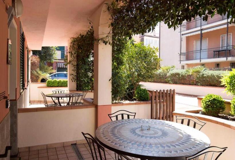 Апартаменты 1 Спальня Нижний Этаж, World Village Apartments