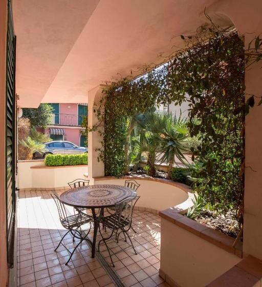 شقة غرفة واحدة مزودة بتراس, World Village Apartments