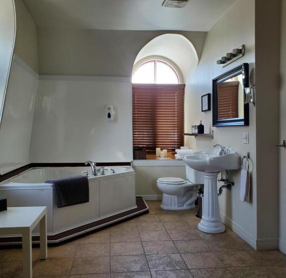 جناح, Orange Bistro