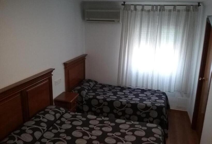 Номер Стандарт Трехместный, Hostal Cabrera