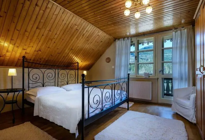 Huoneisto 3 Makuuhuonetta, Penzion Enrico