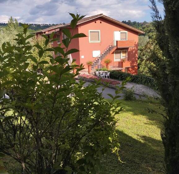 דירת חדר בקומת קרקע, La Vignola