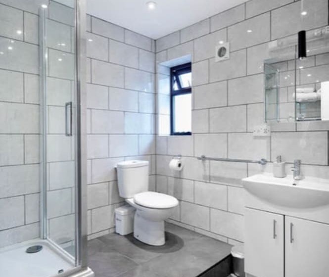 四人标准间, Conifers Guest House