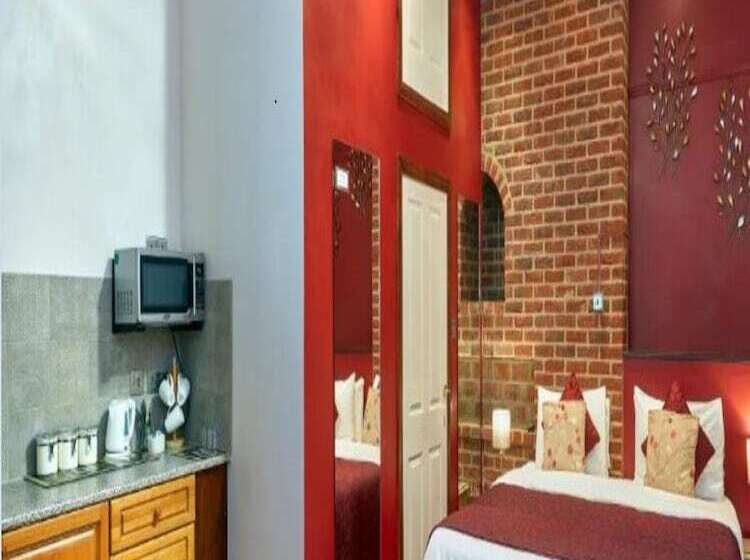 四人标准间, Conifers Guest House