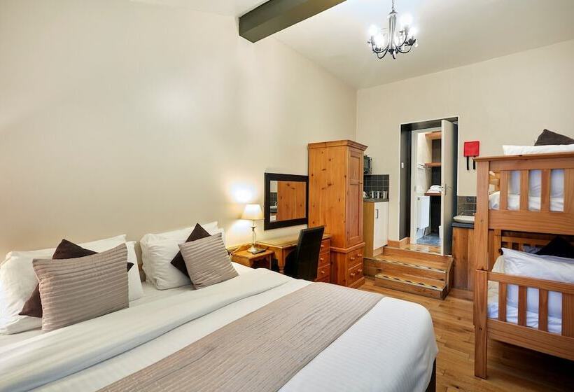 家庭间, Conifers Guest House