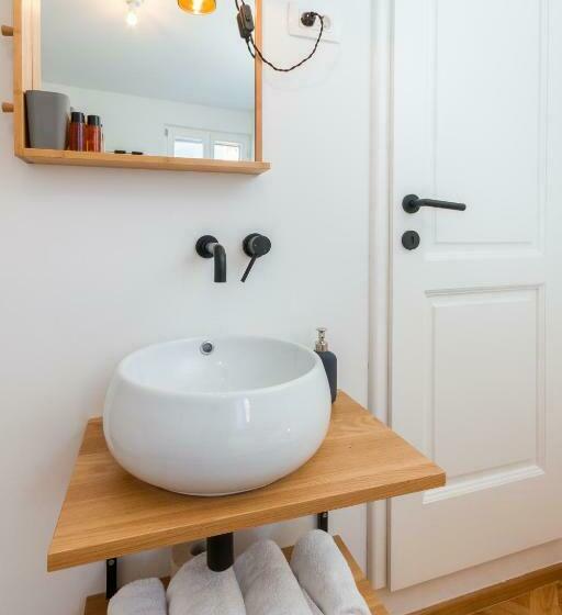 خانه 3 خوابه, Little Tower With Terrace By Locap Group