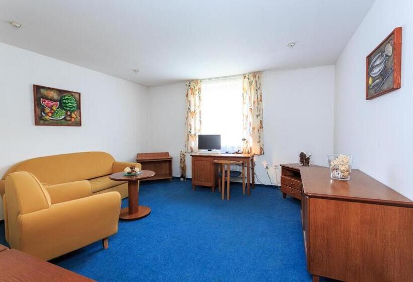 Lakosztály, Penzion V Hluboké A Department Glamp