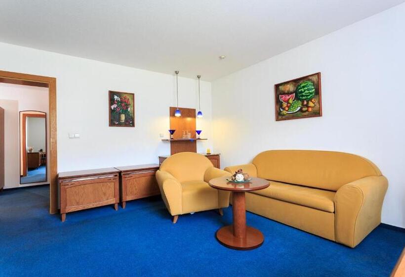 Lakosztály, Penzion V Hluboké A Department Glamp