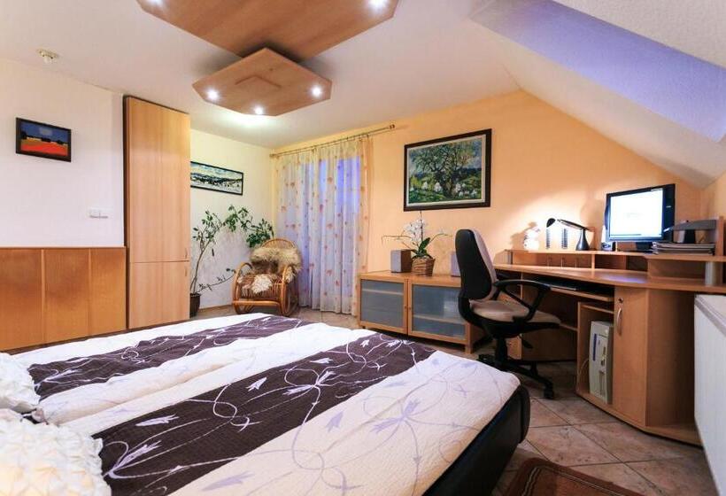 Kertre Néző Deluxe Szoba, Penzion V Hluboké A Department Glamp