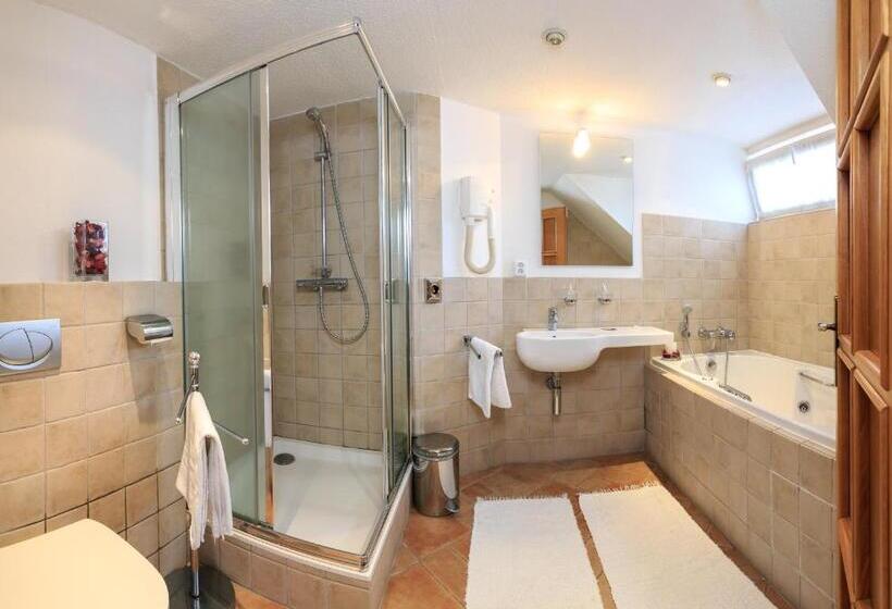 Suite King Size Bed, Penzion V Hluboké A Department Glamp