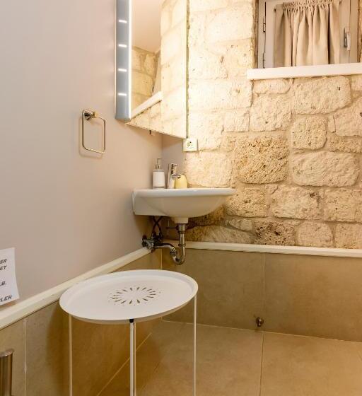 اتاق اکونومی, Sakin Ev