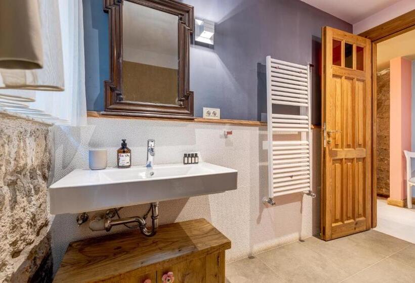 اتاق سوپریور, Sakin Ev