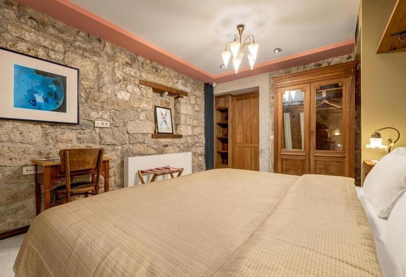 اتاق سوپریور, Sakin Ev